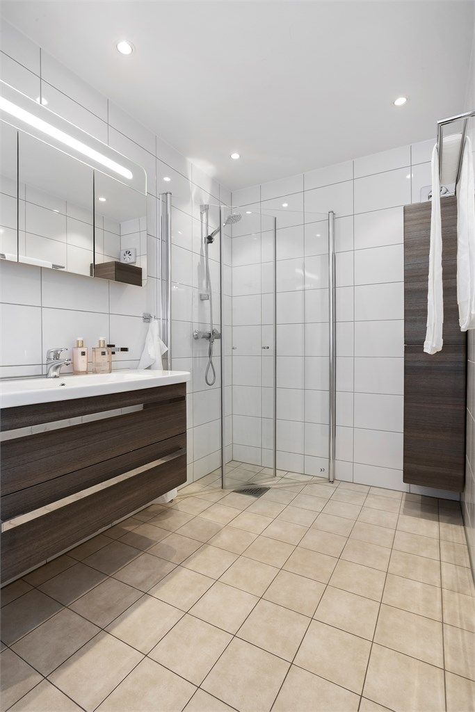 Badet i 1. etasje ble renovert i 2016 med fliser, gulvvarme og innfellbare glassdører.