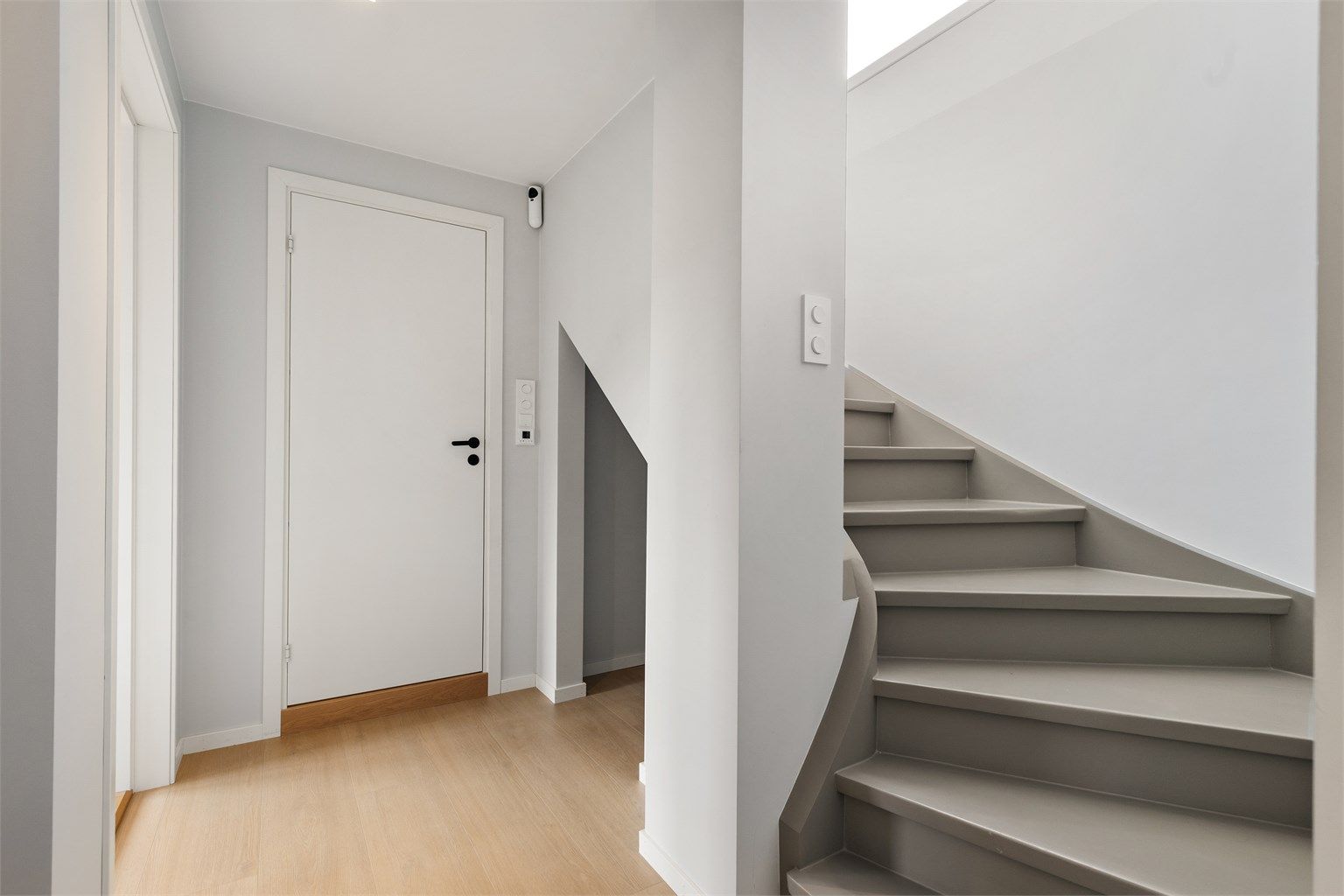 Fra entré/gang leder trappen ned til underetasjen