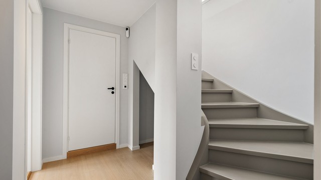 Fra entré/gang leder trappen ned til underetasjen