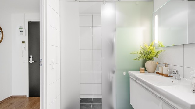 Opplegg for vaskemaskin og plass til tørketrommel, som er smart plassert bak en frostet glassvegg. Spotter i tak.
Det er kommentarer til badet, les under takst og tilstand.