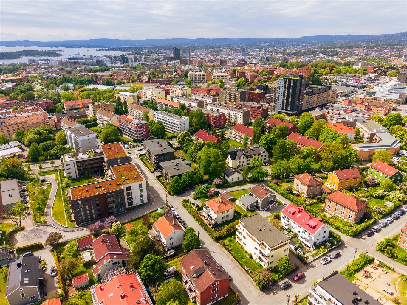 Beliggende i en stille blindvei med hagebypreg med villaer og små boligblokker. Nærhet til alt.