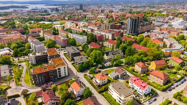 Beliggende i en stille blindvei med hagebypreg med villaer og små boligblokker. Nærhet til alt.