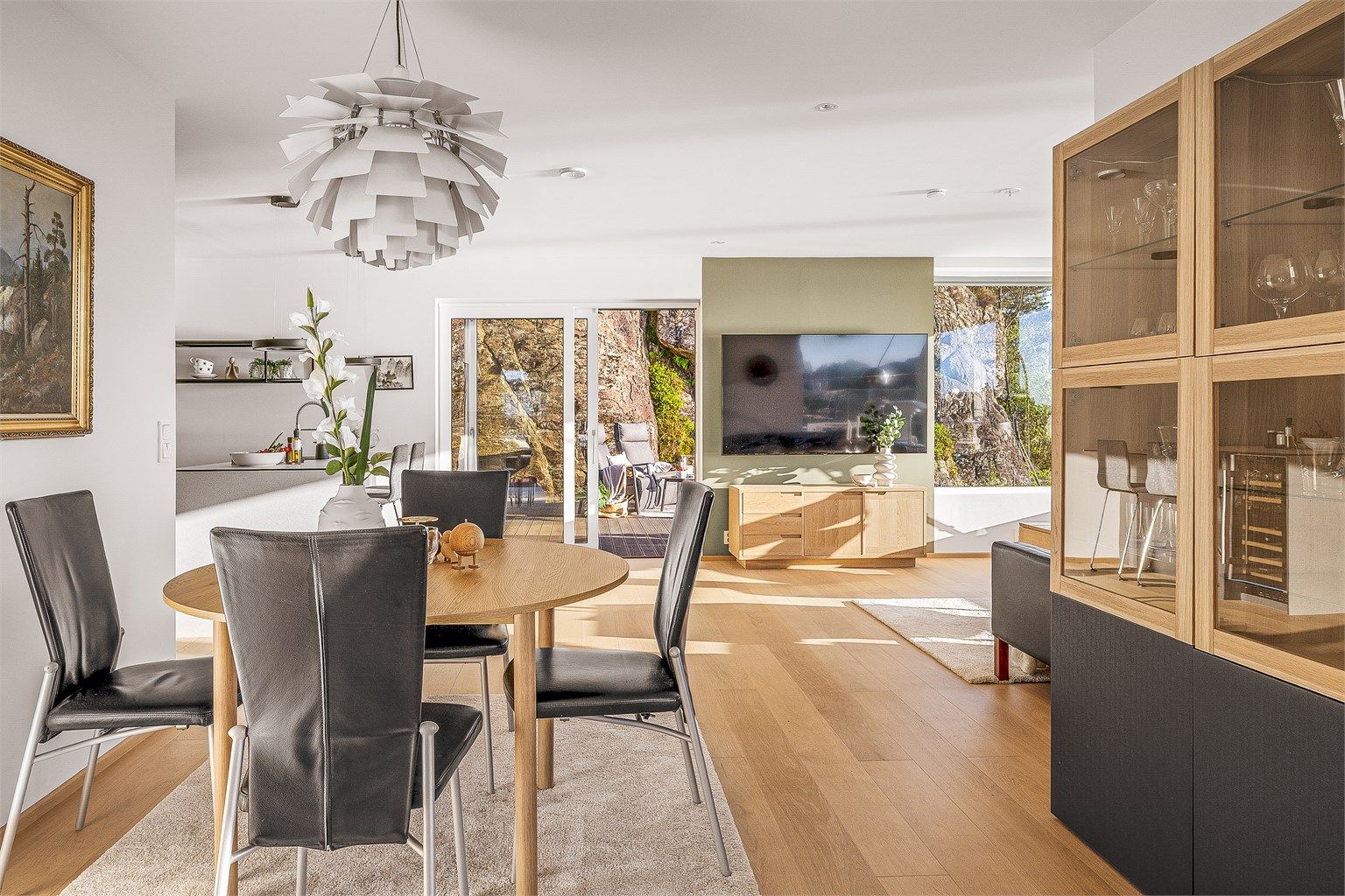 Spisestuen er en naturlig del av den åpne løsningen, med plass til langbord.