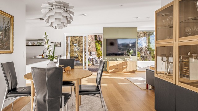 Spisestuen er en naturlig del av den åpne løsningen, med plass til langbord.
