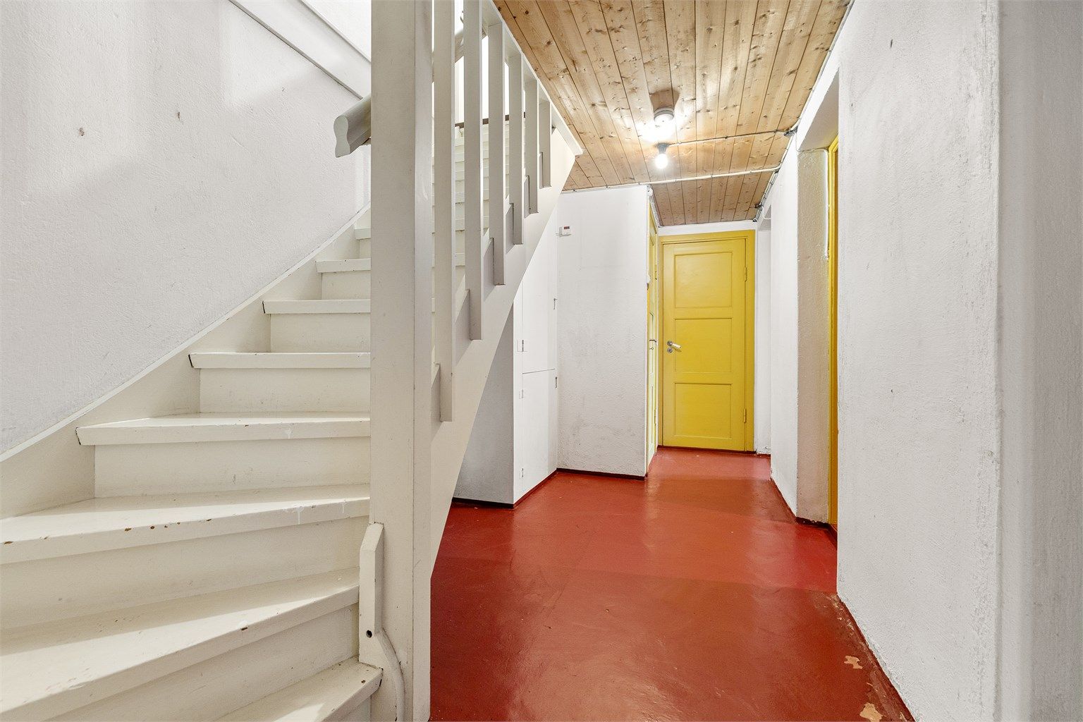 Underetasjen har adkomst via innvendig trapp fra 1. etasje, samt egen adkomst via tilliggende utebod.