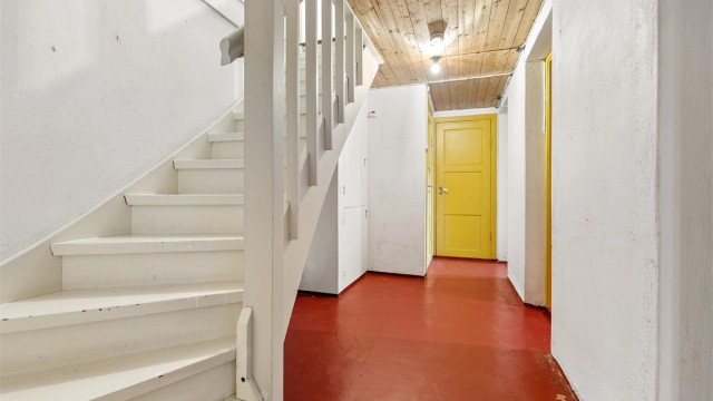 Underetasjen har adkomst via innvendig trapp fra 1. etasje, samt egen adkomst via tilliggende utebod.