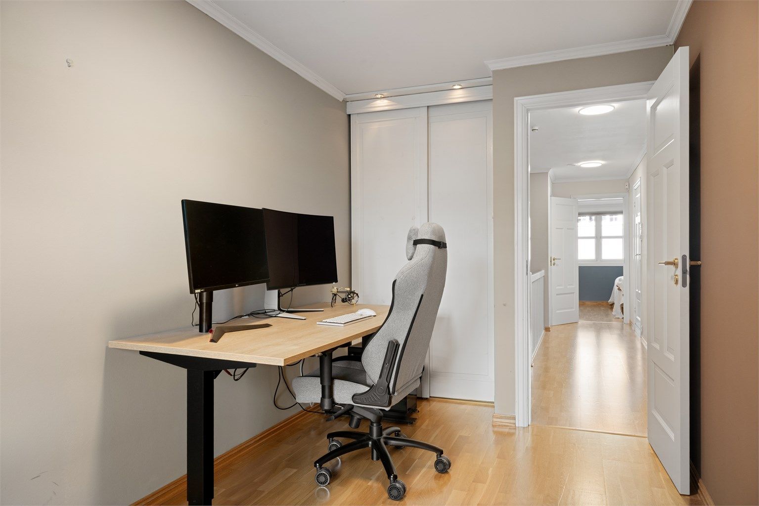 På dette rommet er det også en skyvedørsgarderobe. I tillegg er det en stor innvendig bod i trappegangen