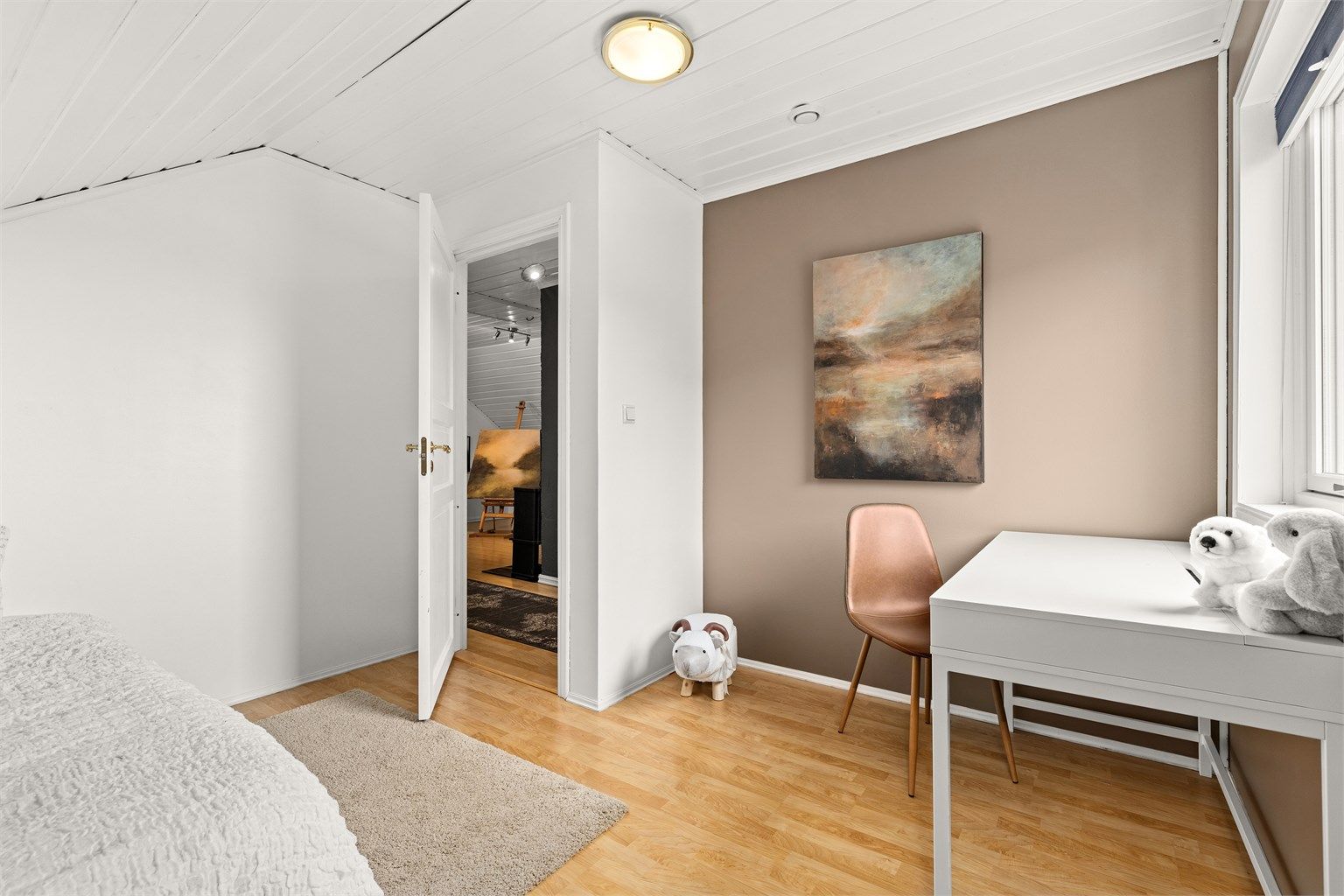 Soverom 2 er et hyggelig barnerom med fin plass til skrivebord i tillegg til seng mm.