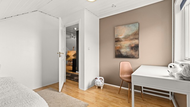 Soverom 2 er et hyggelig barnerom med fin plass til skrivebord i tillegg til seng mm.