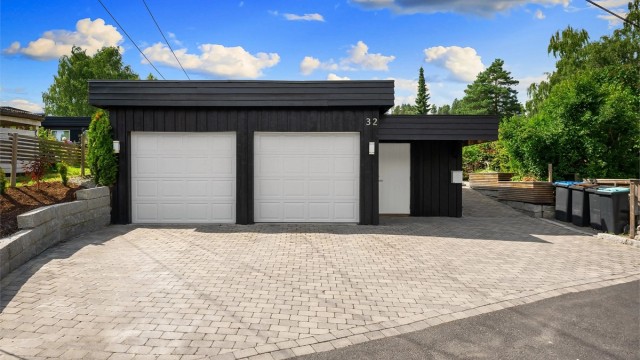 Dobbelgarasje på 41 m² oppført i 2013, med tilliggende bod.
