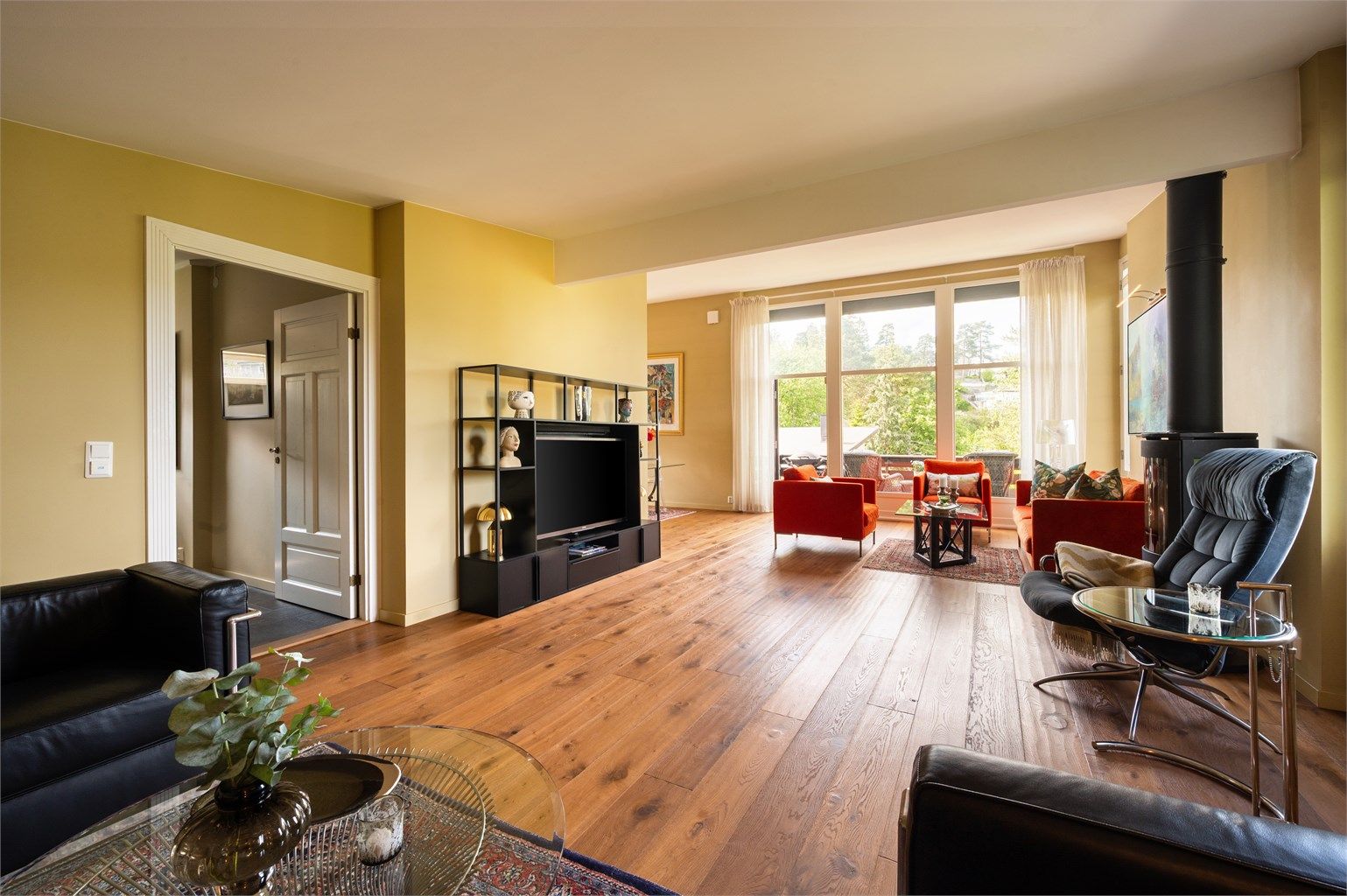 Boligen er holdt i behagelige og duse nyanser gjennom alle rom og har gulv belagt med flott parkett. Her har du store vindusflater som gir rikelig med lysinslipp og gjør at boligen får en lys og luftig atmosfære.