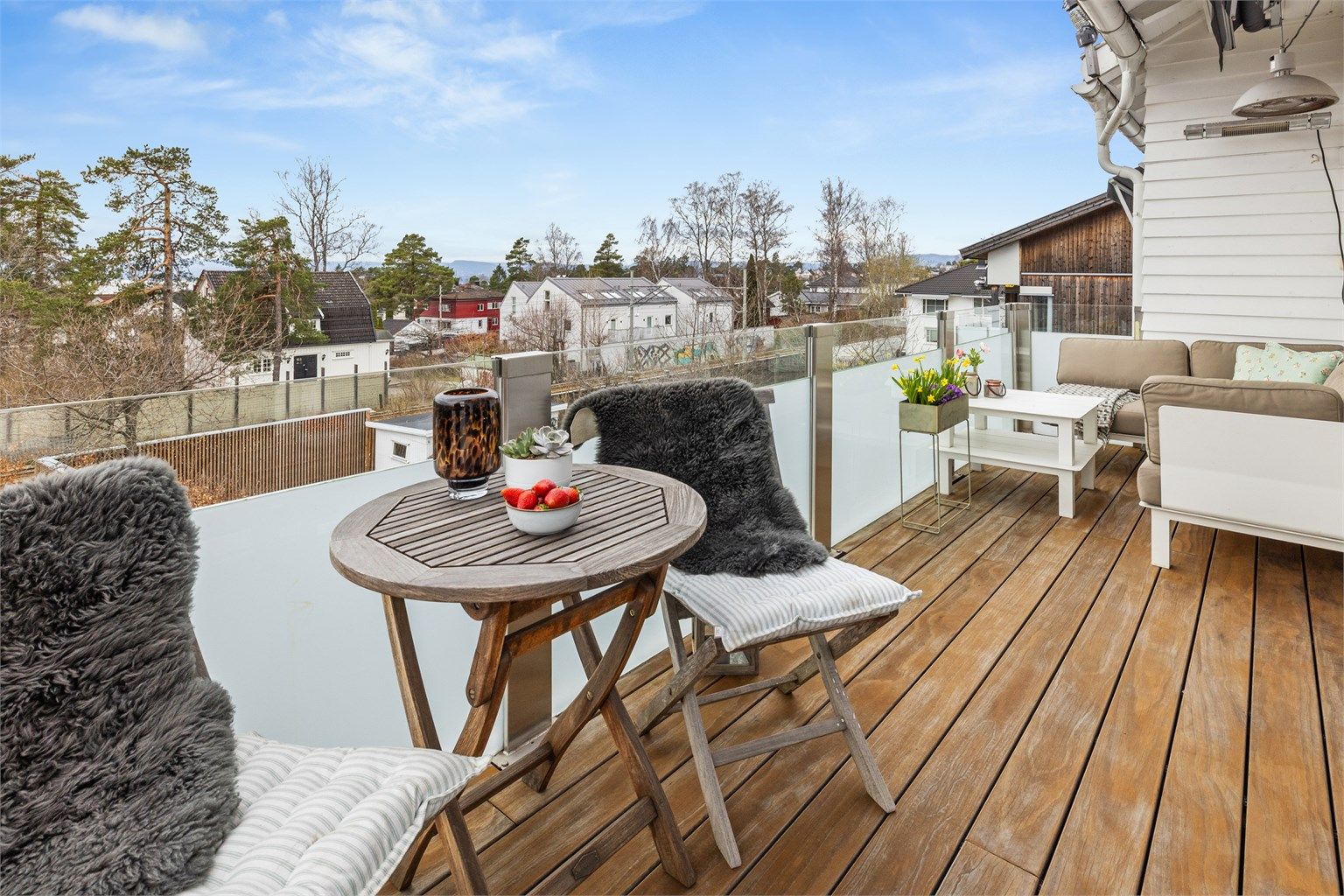 Den vestvendte balkongen har god plass til både sittegruppe og grill.