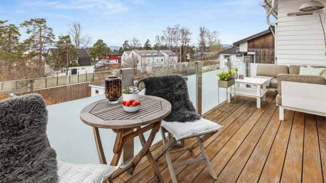 Den vestvendte balkongen har god plass til både sittegruppe og grill.