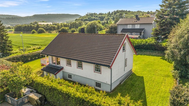 Boligen ligger i et svært populært boområde på Ranheim ved populære Grilstad. Området har en tilbaketrukket plassering i rolige omgivelser og har nærhet til flotte turområder langs sjøen.