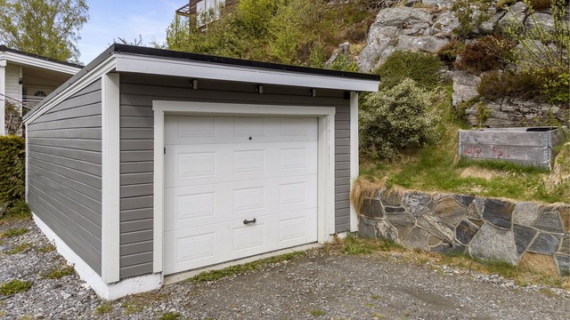 Med leiligheten medfølger og en enkelt, frittstående garasje med elbil-lader montert