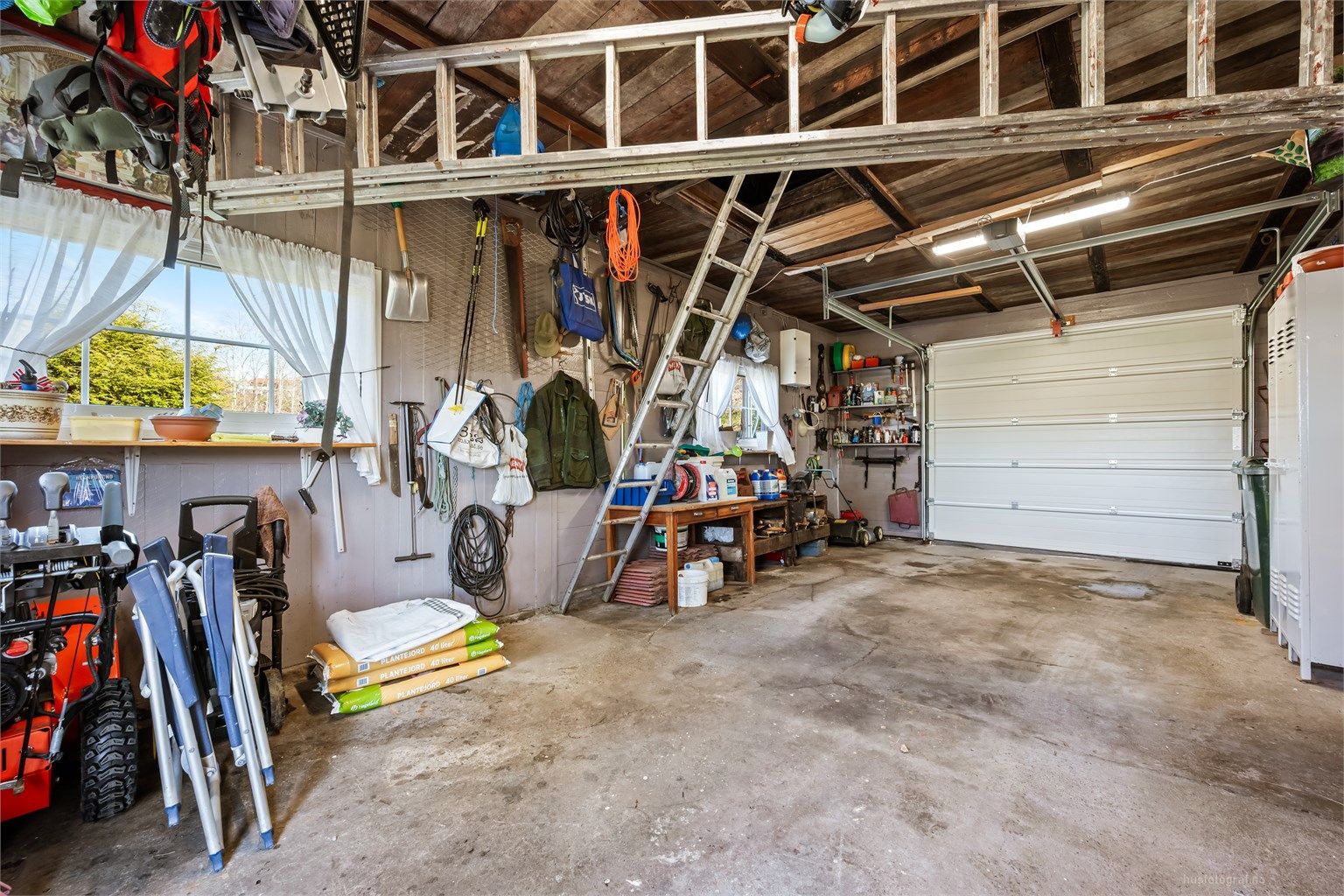 Garasjen i uthuset har elektrisk portåpner og god plass til både bil og verktøy.