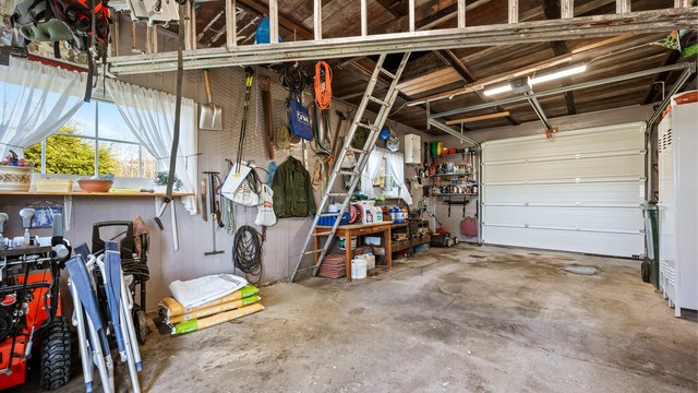 Garasjen i uthuset har elektrisk portåpner og god plass til både bil og verktøy.