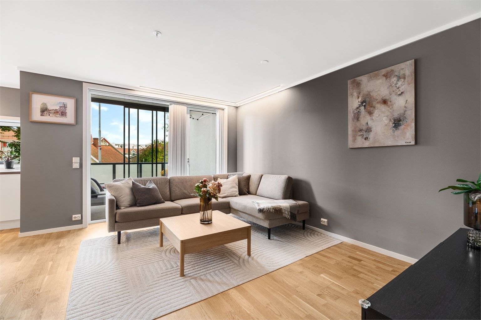 Verandadør fra stue til innglasset vinterhage med skyvedør til terrasse.