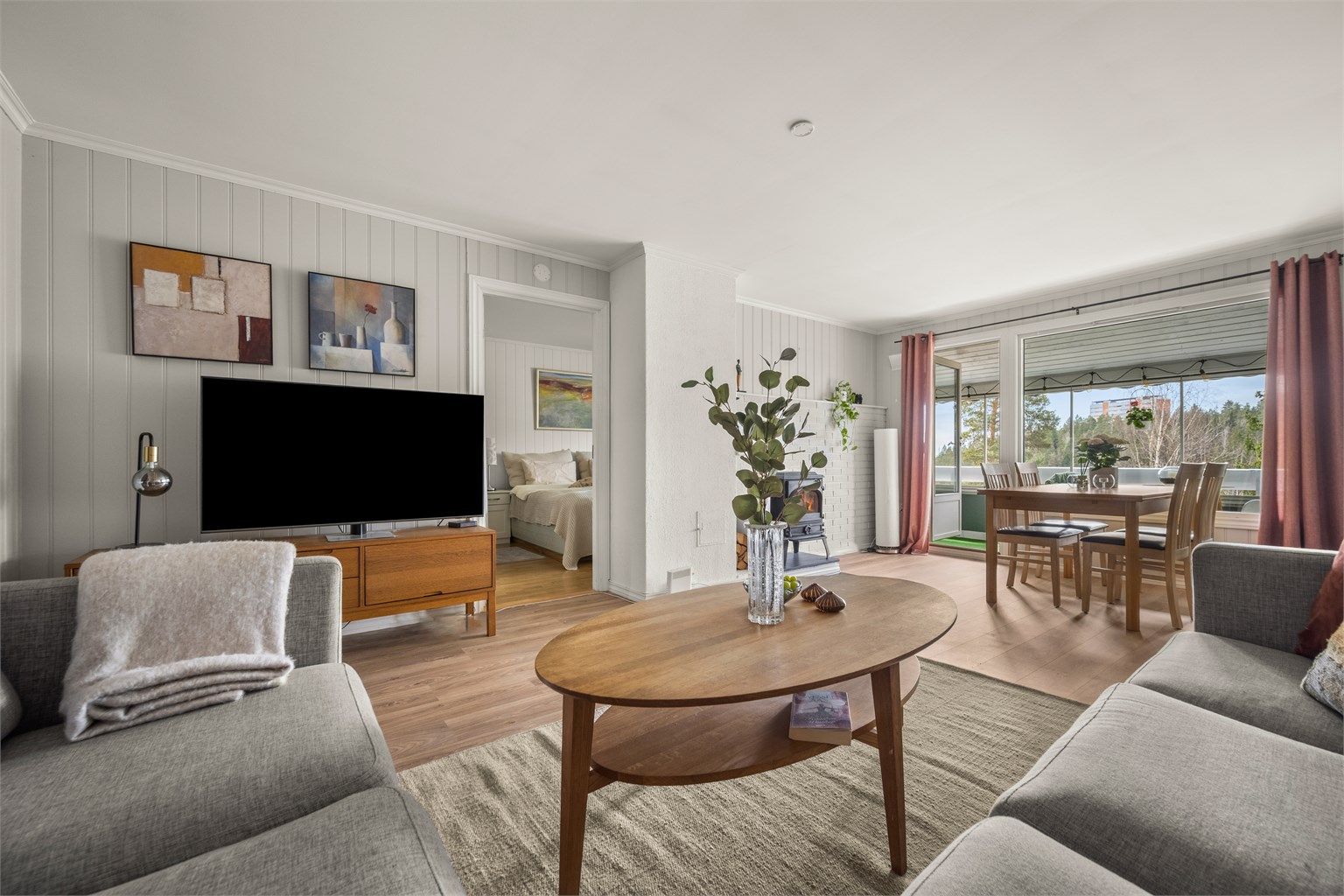 Den åpne løsningen mellom stue og spisestue gir en god romfølelse og fleksible møbleringsmuligheter.