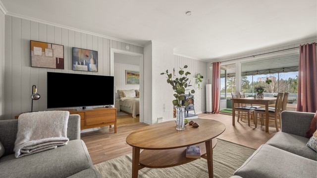 Den åpne løsningen mellom stue og spisestue gir en god romfølelse og fleksible møbleringsmuligheter.