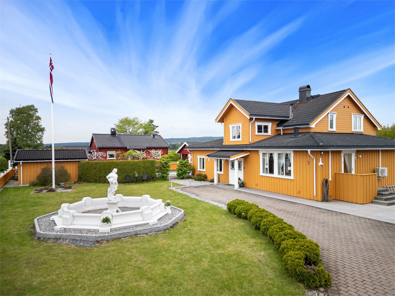 Innbydende enebolig med svømmebasseng beliggende i et attraktivt og etablert boligområde med kort vei til sentrum
Foto: Emotional Landscape Production Ole Thoresen
