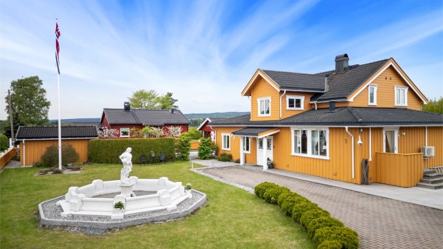 Innbydende enebolig med svømmebasseng beliggende i et attraktivt og etablert boligområde med kort vei til sentrum
Foto: Emotional Landscape Production Ole Thoresen