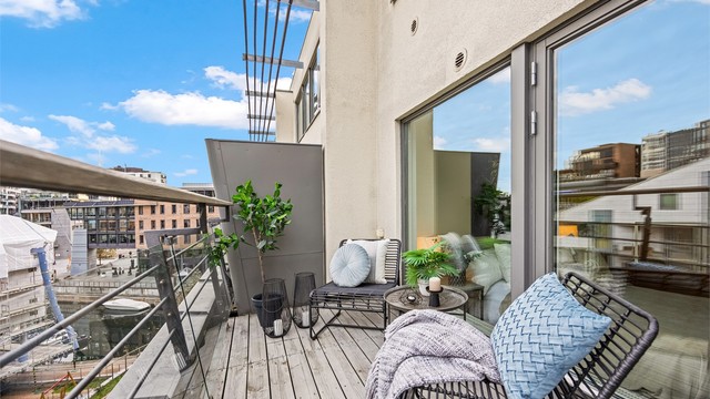 Terrassen har god plass til sittegruppe og vender mot et skjermet gårdsrom. Her kan du også ha en elektrisk- eller gassgrill.
