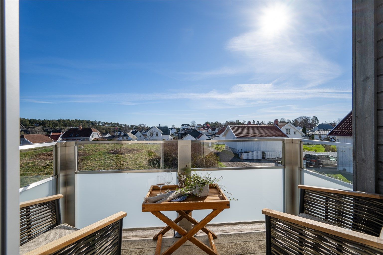 Den andre, mindre balkongen har utgang fra trappereposet.