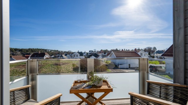 Den andre, mindre balkongen har utgang fra trappereposet.