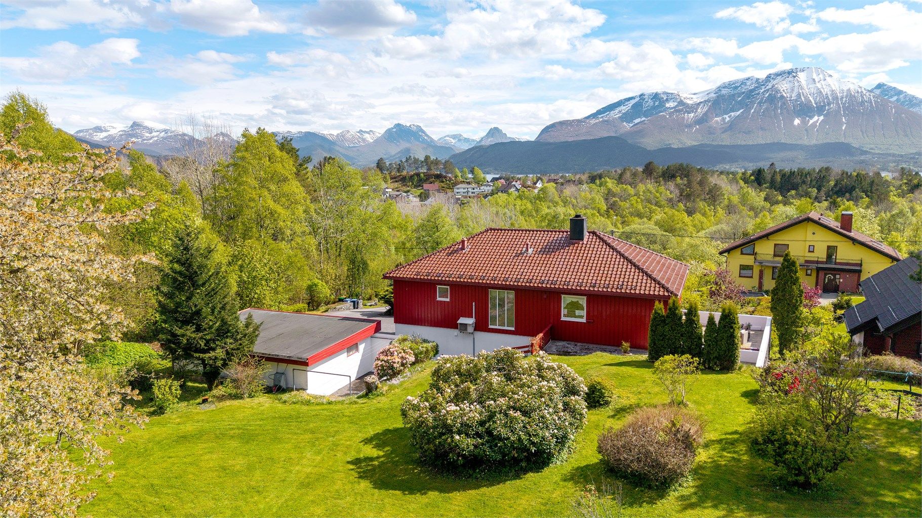 Eiendommen ligger høyt og fritt med flott utsikt mot fjellene.