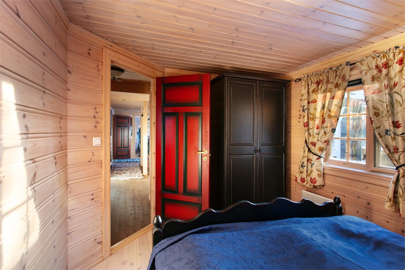 Soverom 1 med garderobeskap