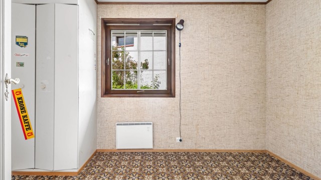 Det andre soverommet i etasjen vender mot nord og har garderobeskap.