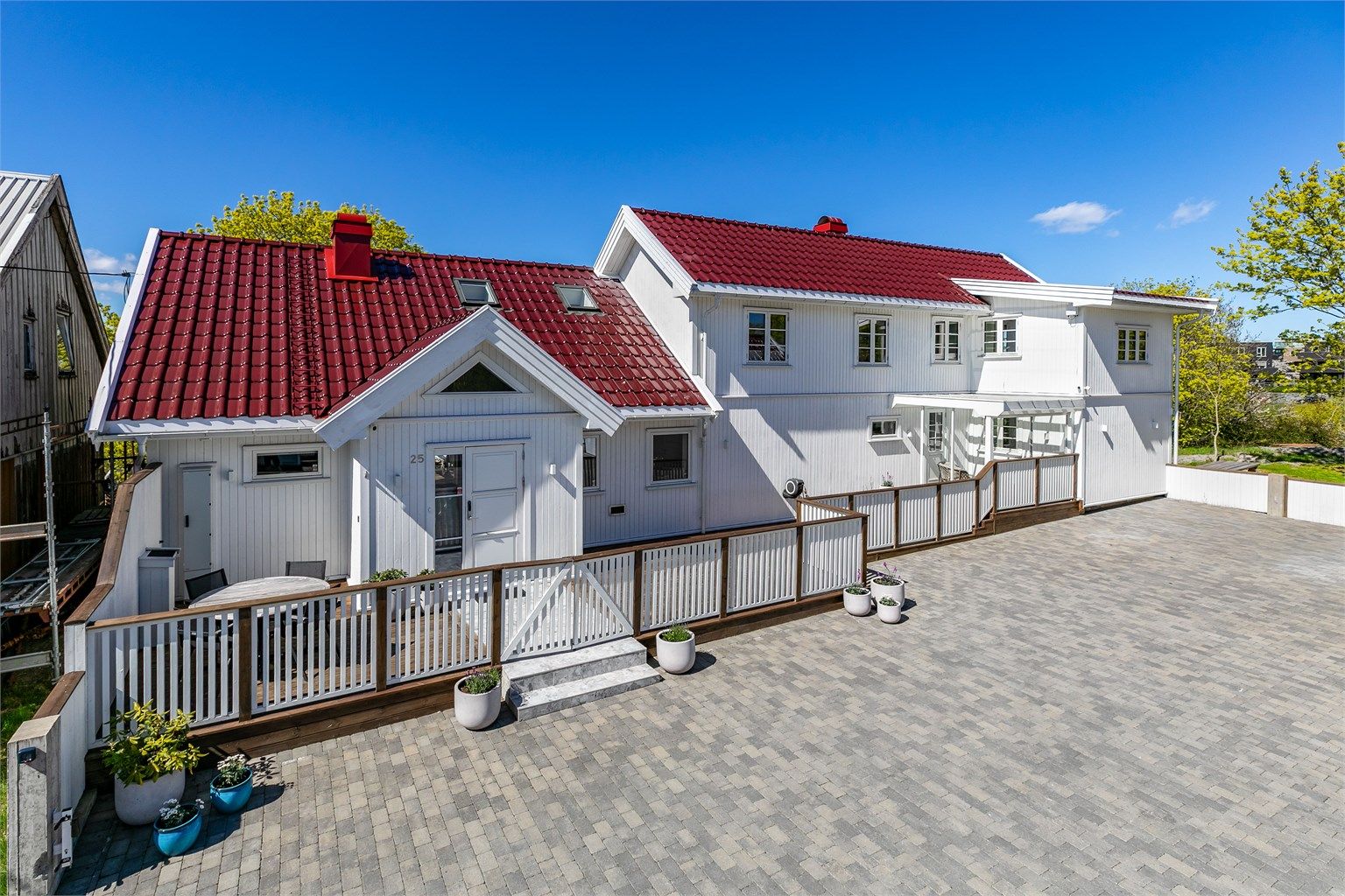 Gårdsplassen er utført med belegningsstein som gir et helhetlig og ryddig uttrykk.