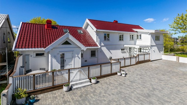 Gårdsplassen er utført med belegningsstein som gir et helhetlig og ryddig uttrykk.