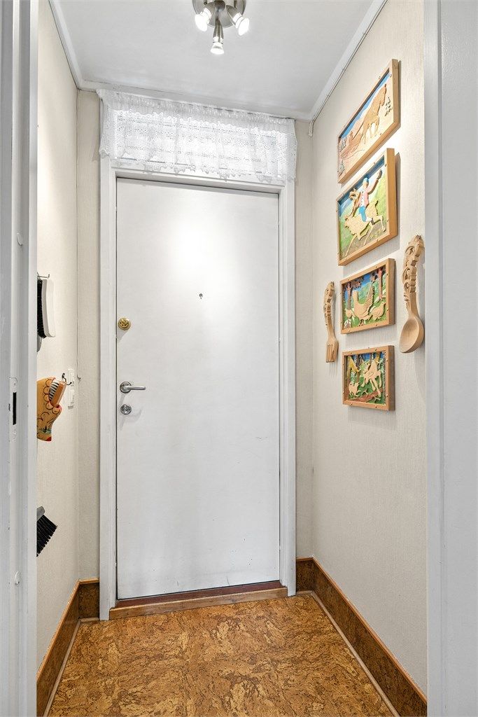 Leiligheten har adkomst via et vindfang med plass til å henge yttertøy og sette fra seg sko. 