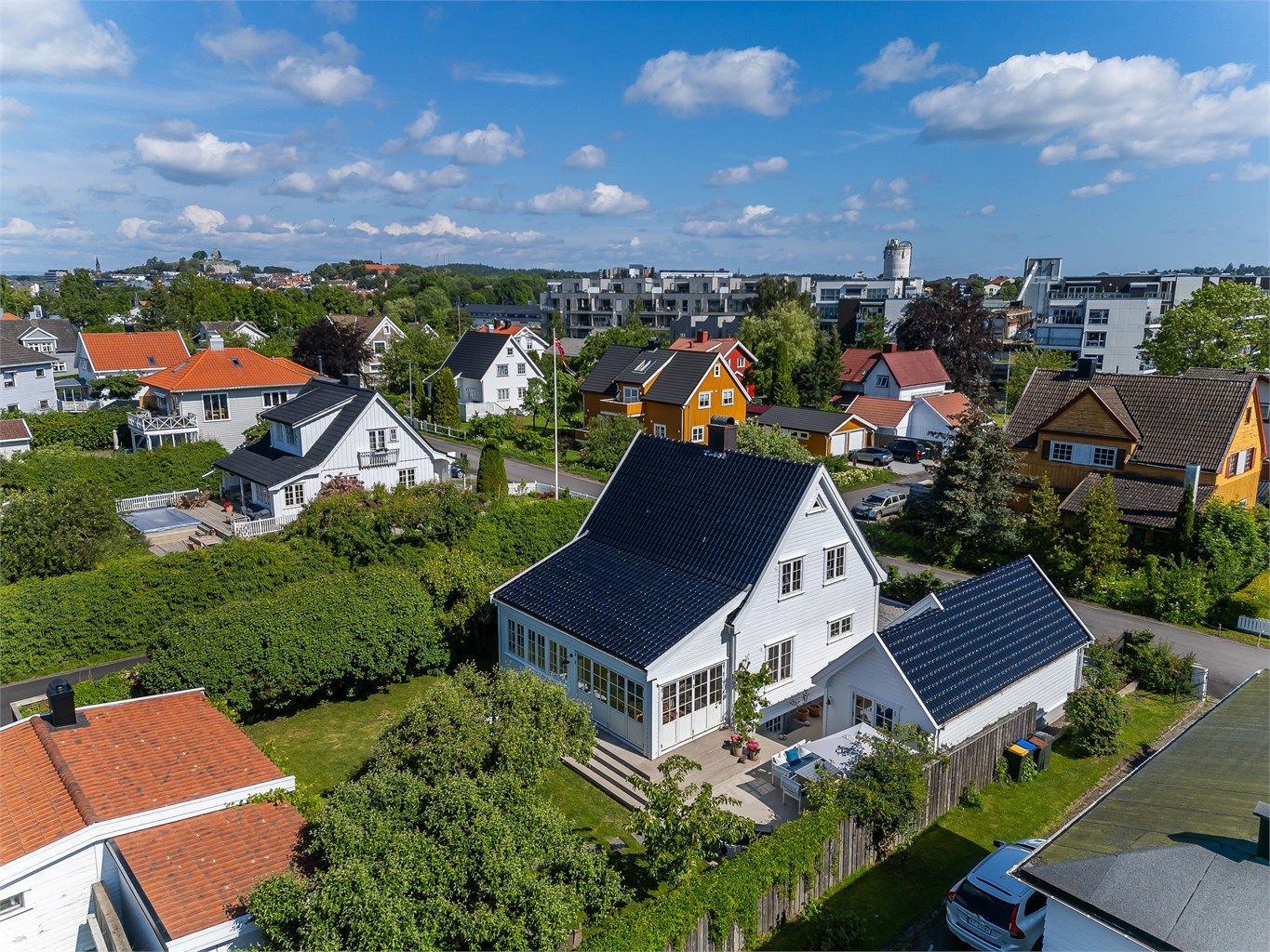 En nydelig, herskapelig eiendom nær sjø & by. Hovedhus, innredet anneks, hagestue og garasje.
