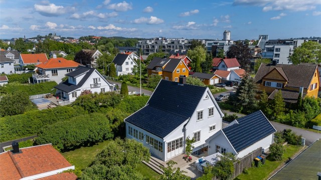 En nydelig, herskapelig eiendom nær sjø & by. Hovedhus, innredet anneks, hagestue og garasje.