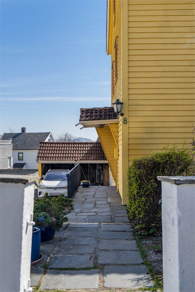 Tomten er opparbeidet med belegningsstein og plenarealer.