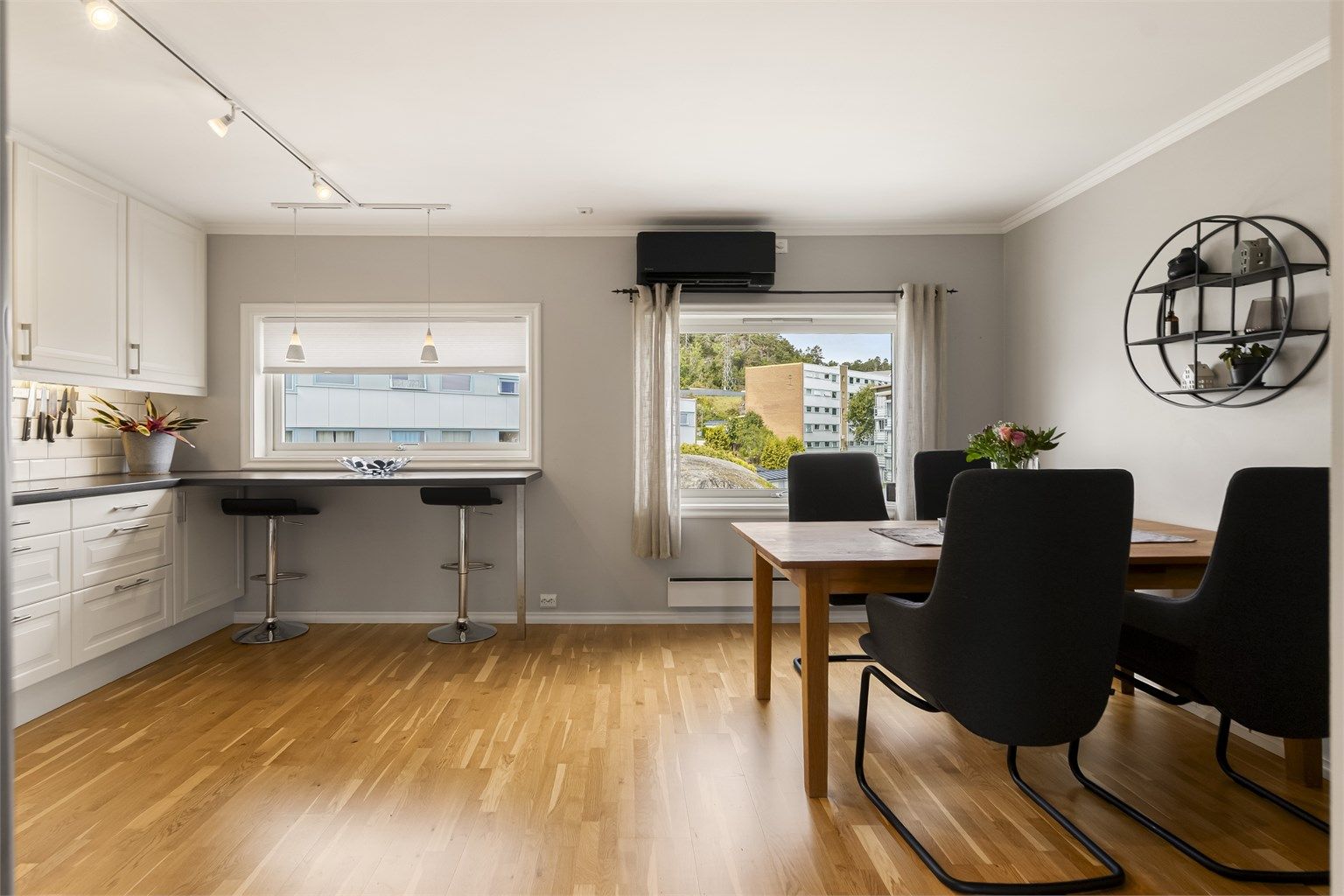 Kjøkkenet er stort og har god plass til spisestuen