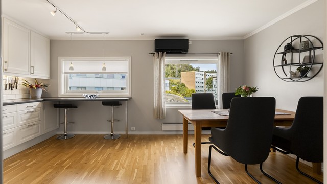 Kjøkkenet er stort og har god plass til spisestuen