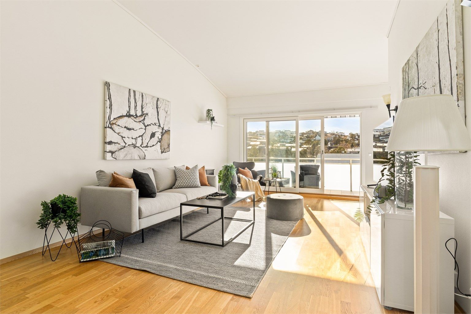 En lys og moderne toppleilighet fra 2010 med heisadkomst og solrik balkong.