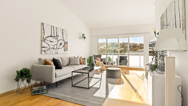 En lys og moderne toppleilighet fra 2010 med heisadkomst og solrik balkong.