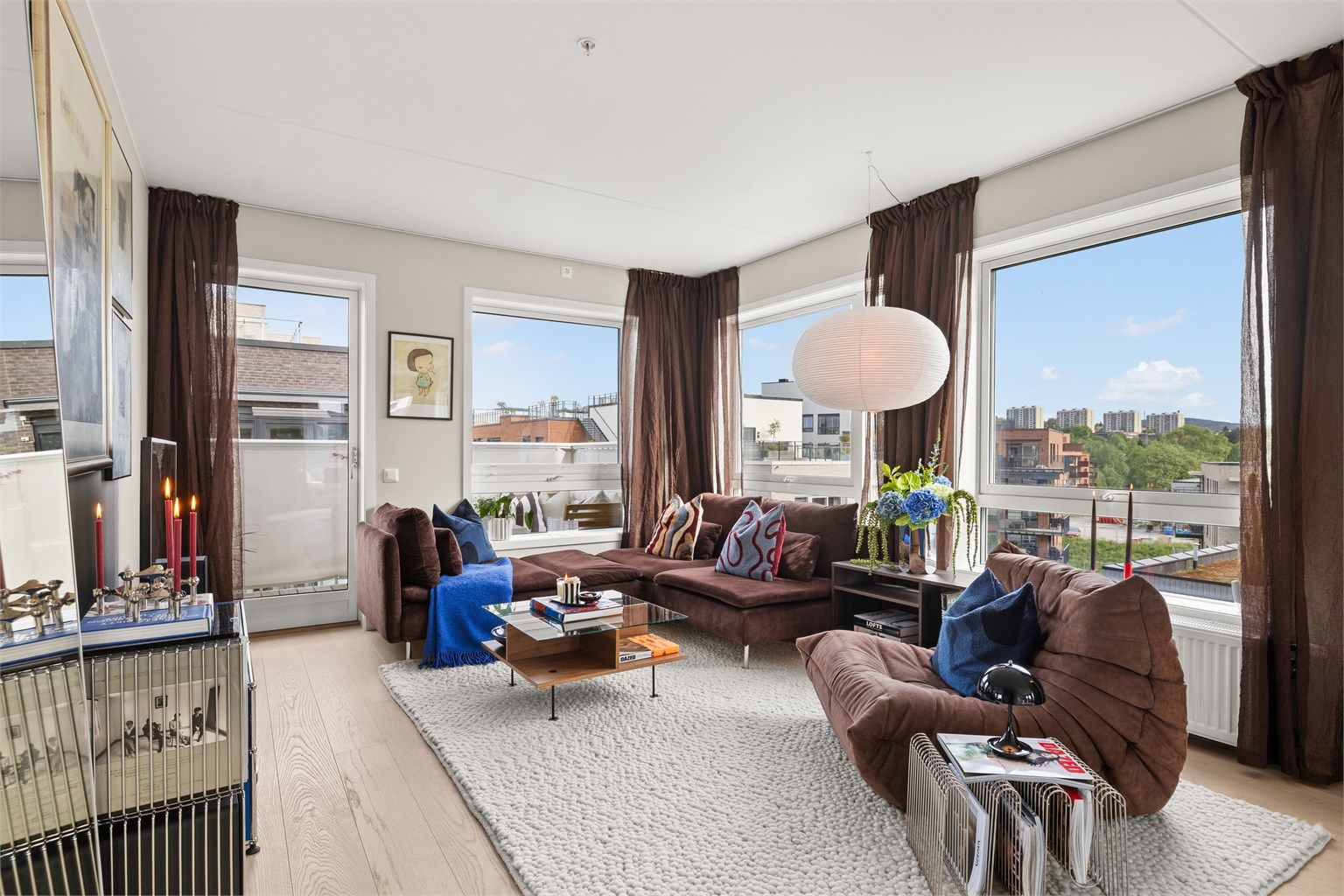 Leiligheten har en åpen og sosial stue. 