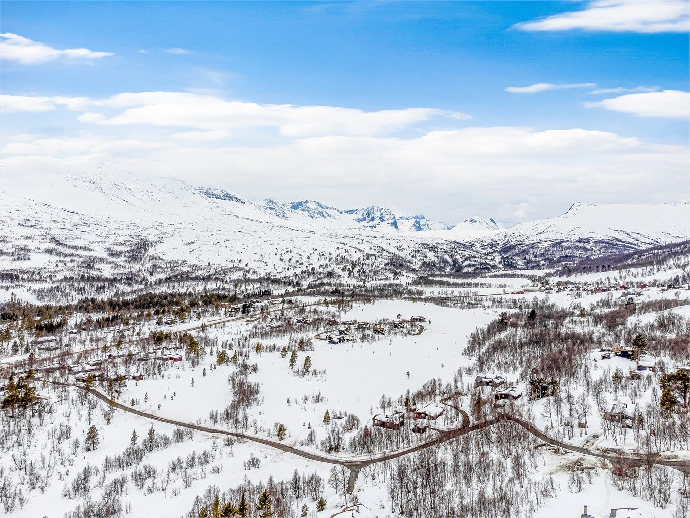 I Oppdal finner du også blant annet golfbane, curling, bowling, rafting, kino og basseng. Oppdal har og et godt servicetilbud, med flere ulike butikker, restauranter og kafeer. 