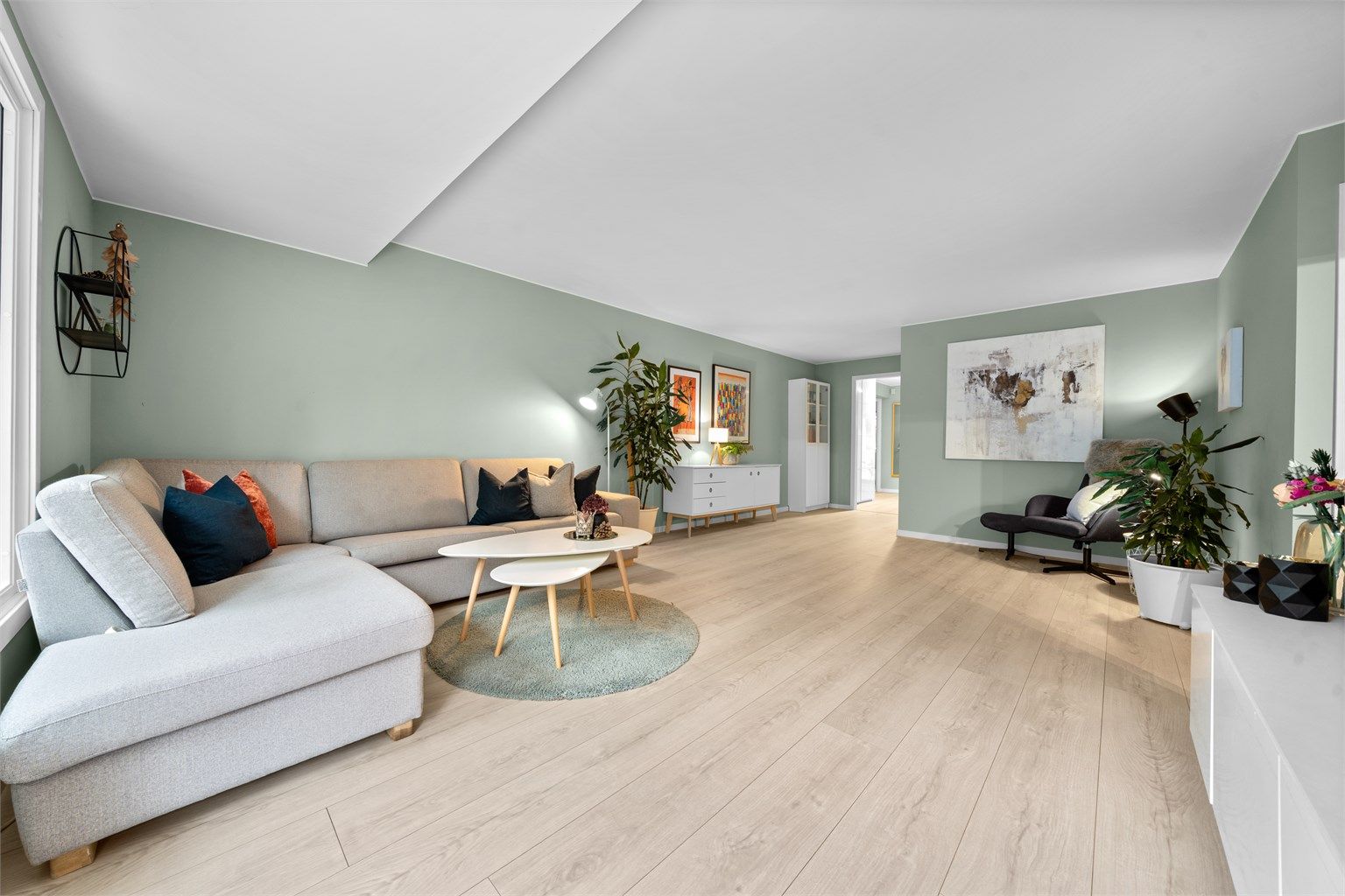 En romslig og stilfull 5-roms leilighet i 2. etasje, med 4 soverom og to bad.