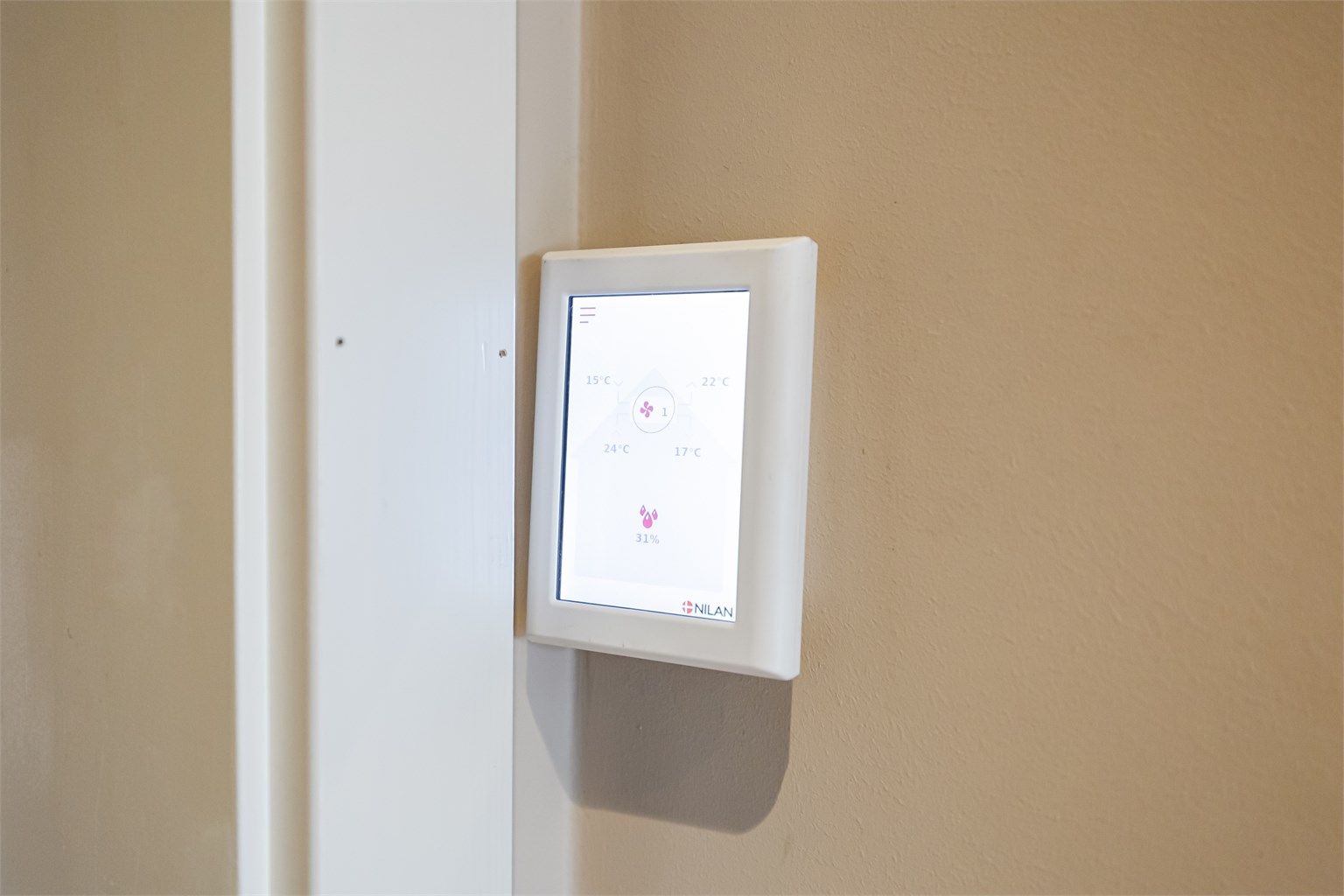 Balansert ventilasjon som styres fra gangen. Sørger for godt tilpasset inneklima året rundt. 