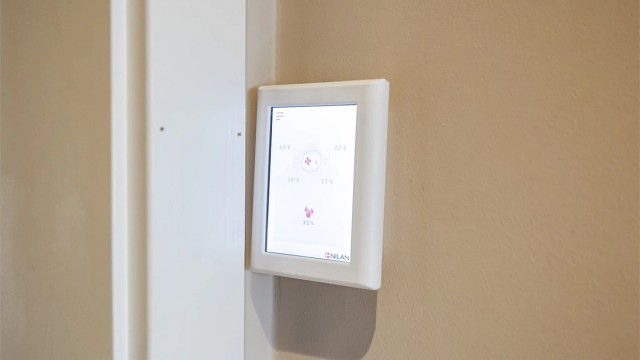 Balansert ventilasjon som styres fra gangen. Sørger for godt tilpasset inneklima året rundt.