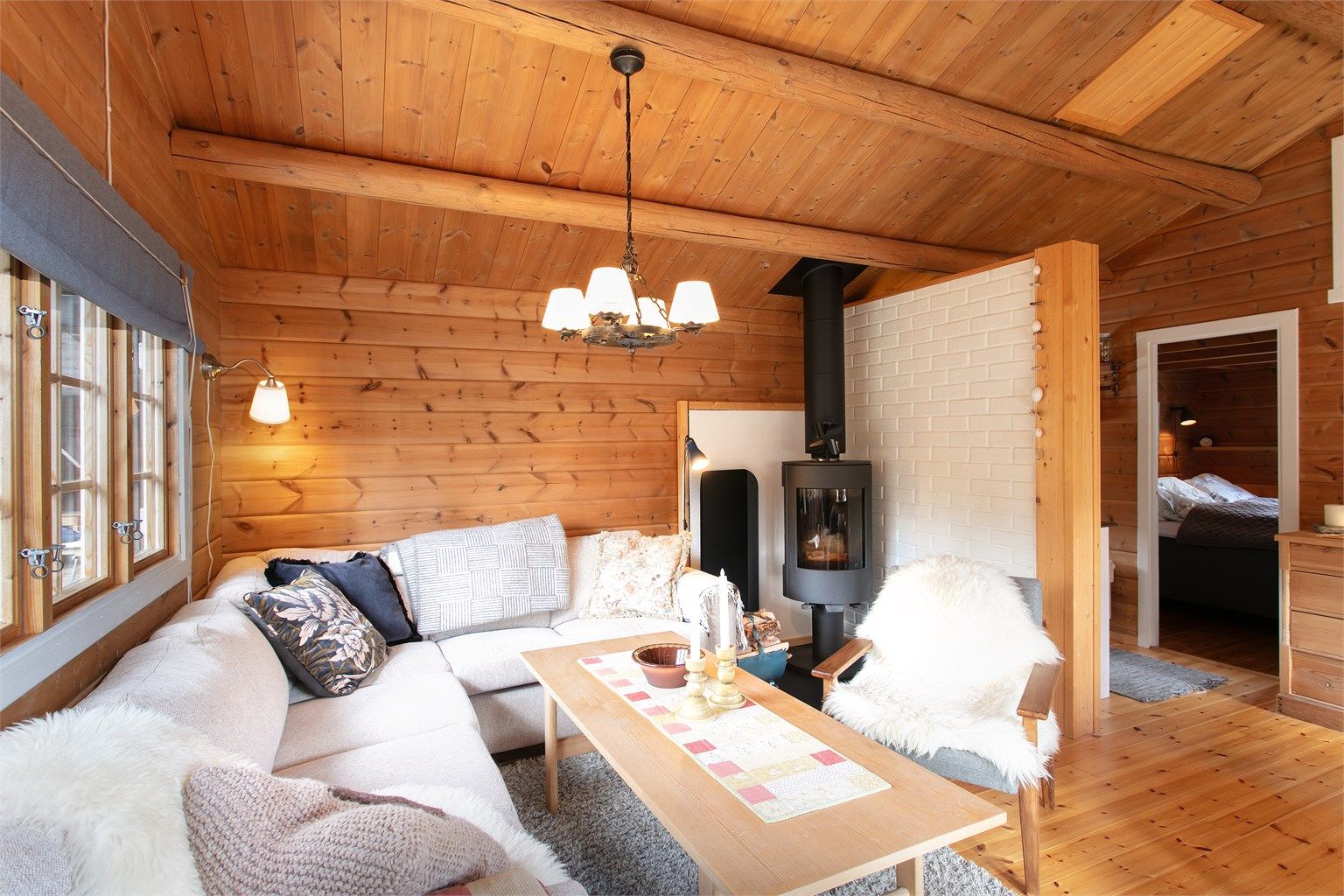 Fra stuen er det åpen tilgang til kjøkkenet og inngang til  soverommene.