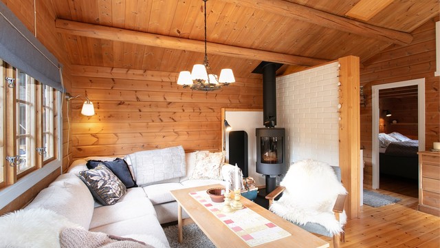 Fra stuen er det åpen tilgang til kjøkkenet og inngang til soverommene.