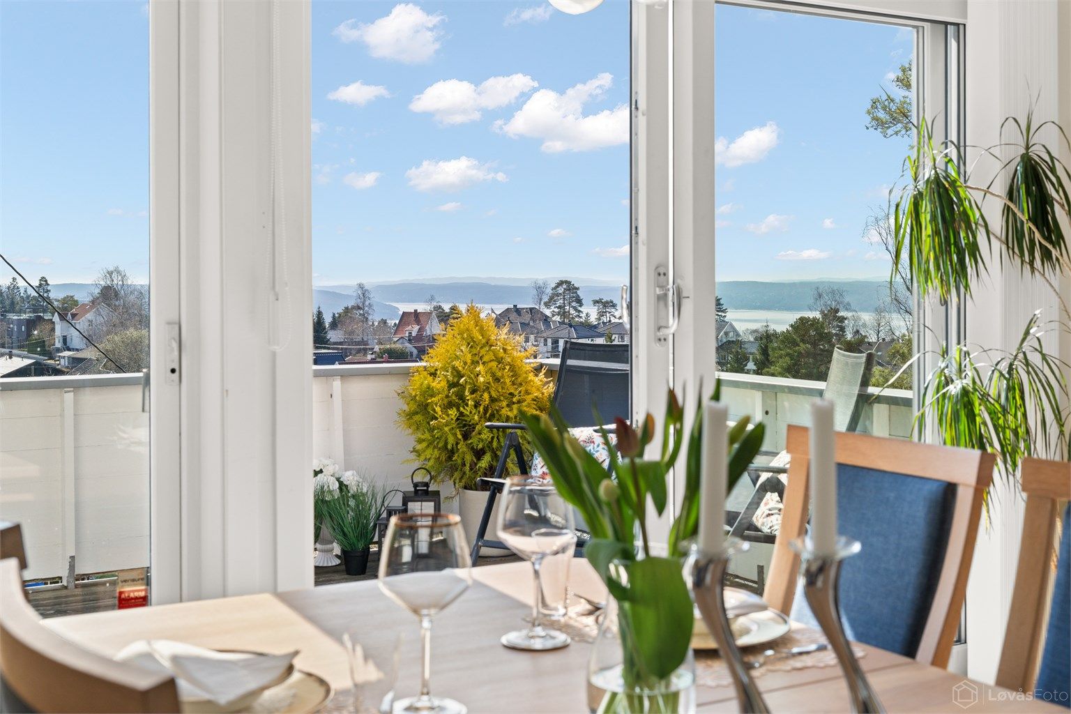 Utsikten mot fjorden er en kvalitet man kan nyte fra både stuen og terrassen.